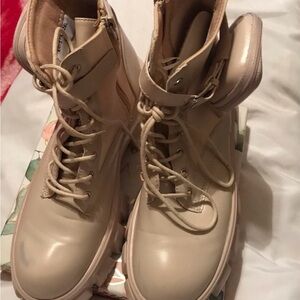 Mudd Ankle boots w pouch size 8